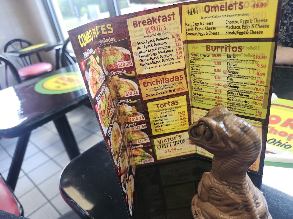 Victor’s Tacos menu board