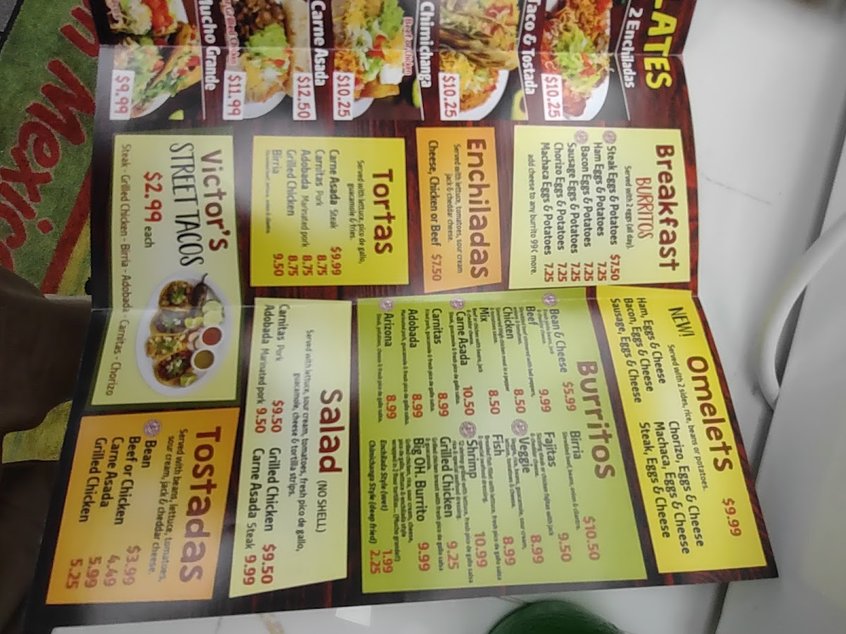 Victor’s Tacos menu board