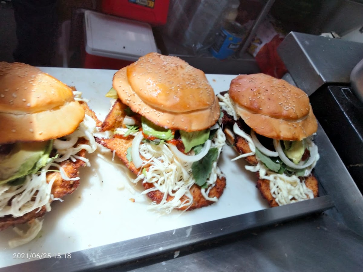 Cemitas Poblanas Leo