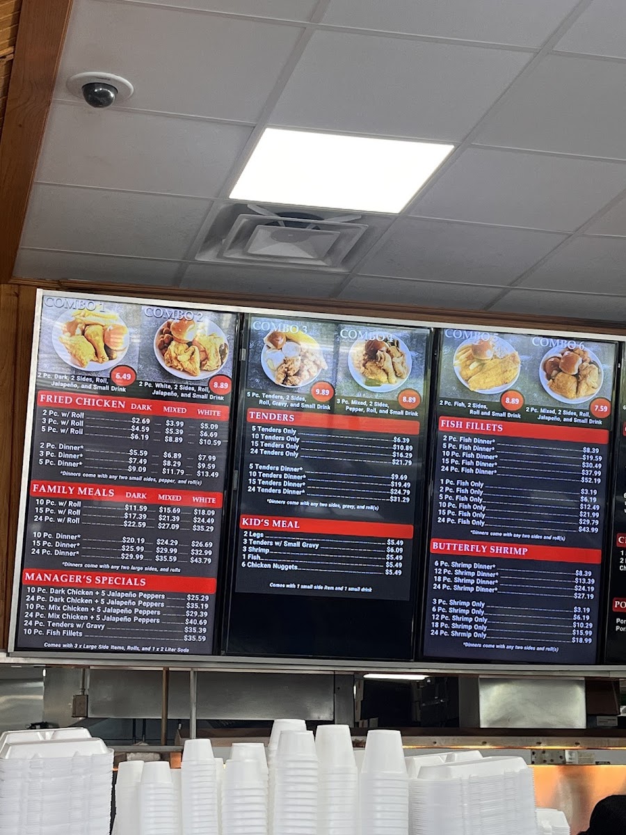 Lisa's Chicken menu board