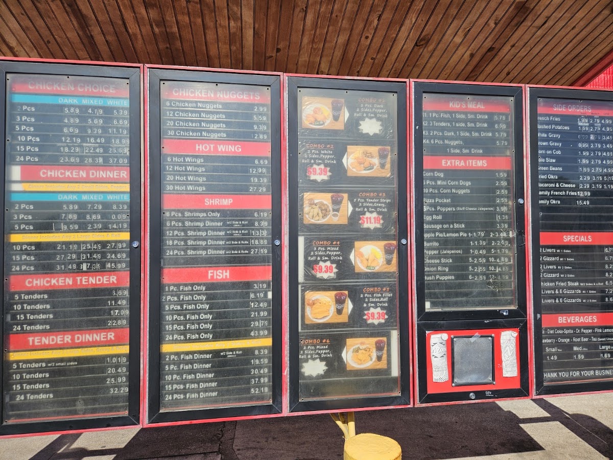 Lisa's Chicken menu board