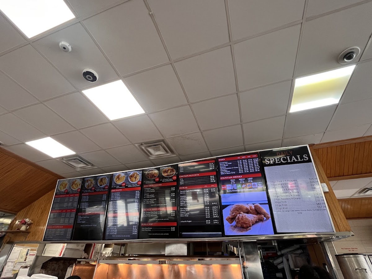 Lisa's Chicken menu board