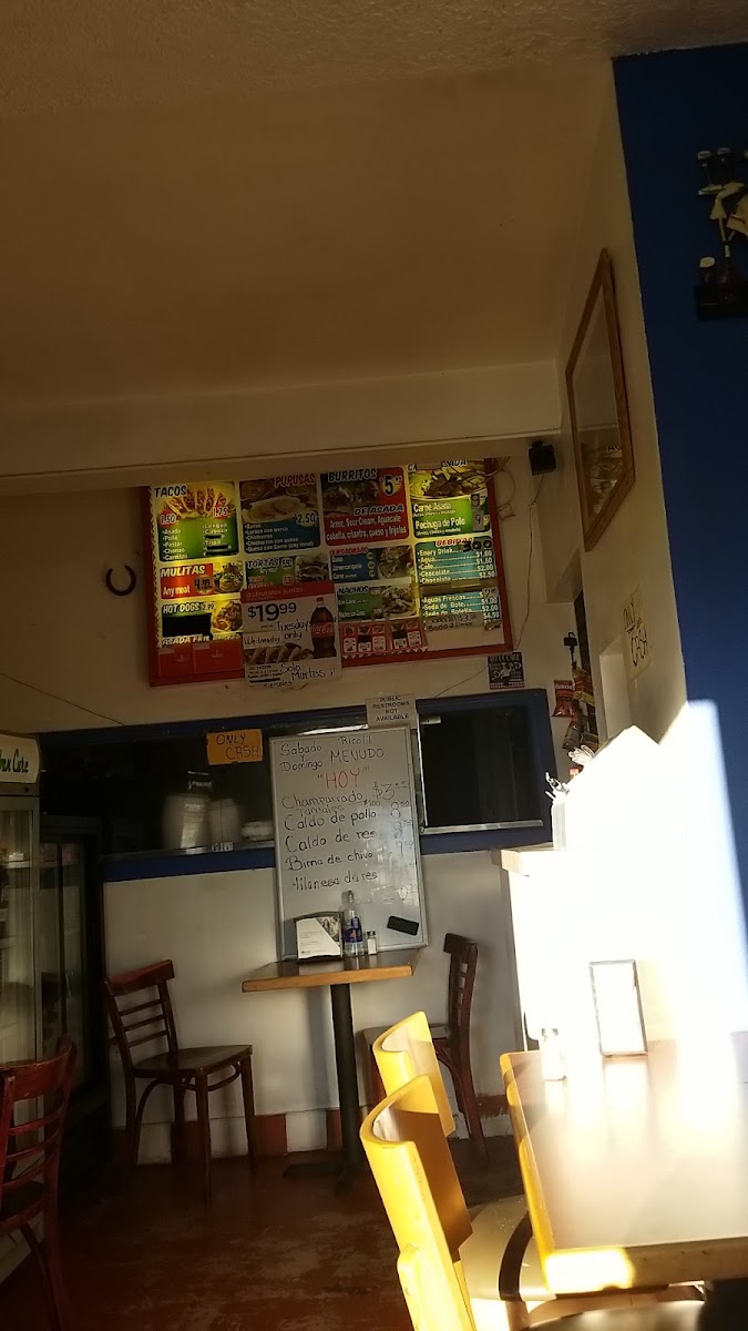 Tacos y mariscos Mendoza menu board