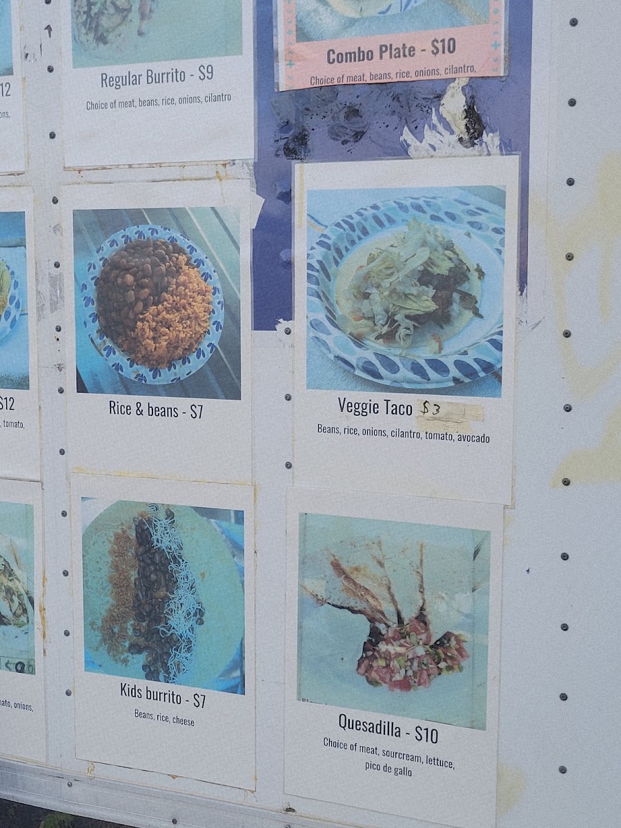 A Que Tacos menu board