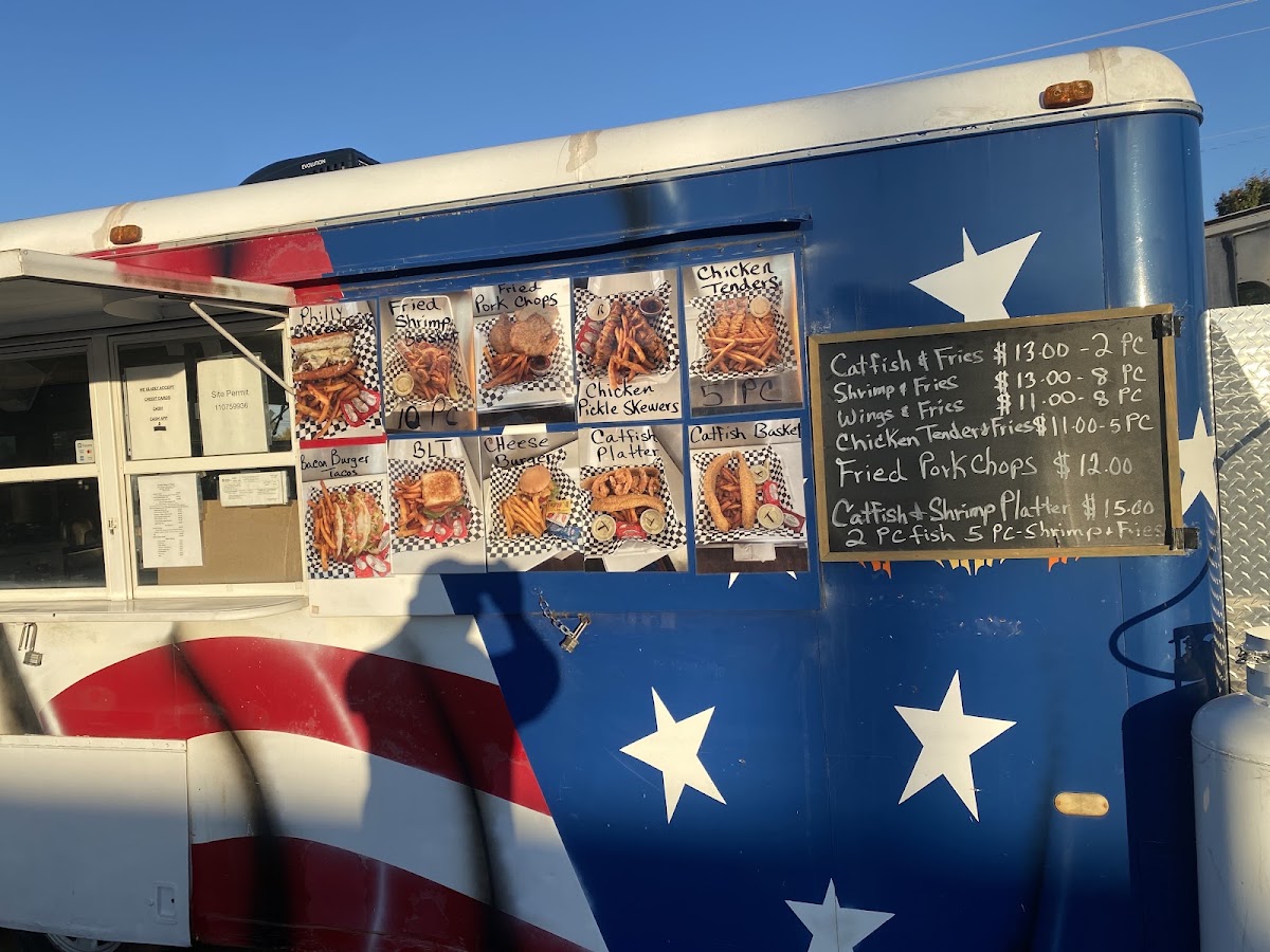 Cordell’s Wingz and Thangz menu board